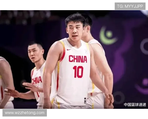 中国男篮迎战澳大利亚队展开新一轮世界杯预选赛，备战激烈对决全力以赴